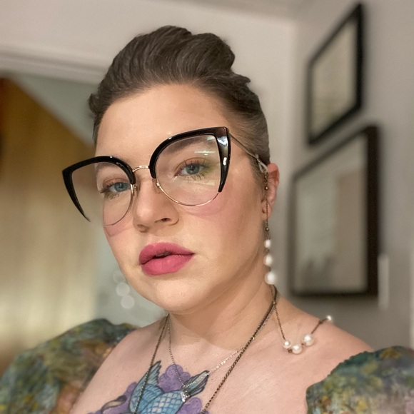 Meet your Posher, Cornelia - Picture 1 of 2